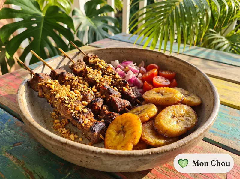 Suya de bœuf, plantains frits et salade