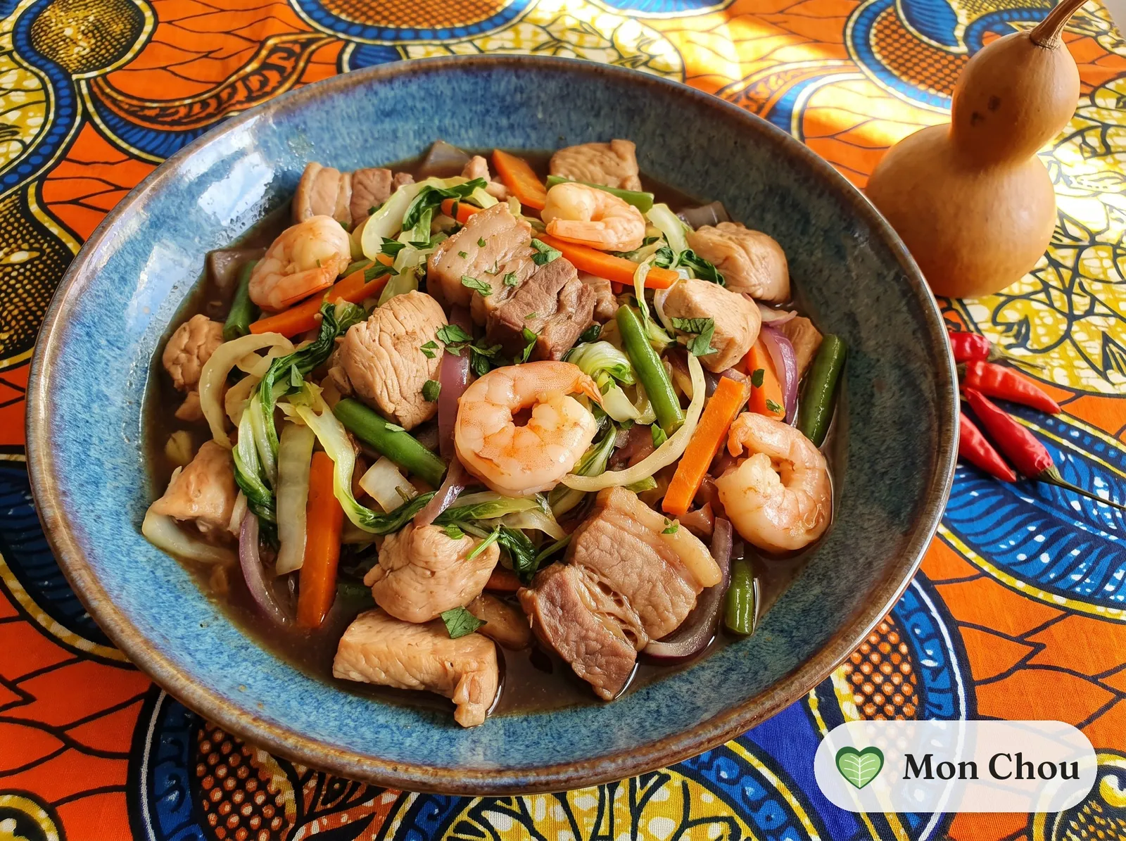 Tahitianisches Chao Men, gebratene Nudeln mit Schwein, Hähnchen und Garnelen