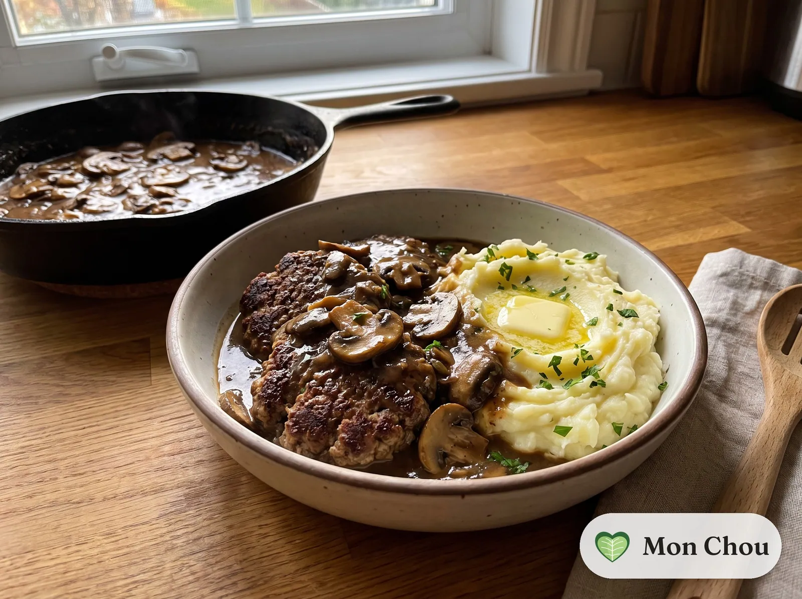 Steak Salisbury, sauce aux champignons et purée